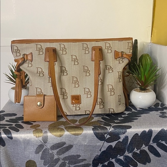 Dooney & Bourke Handbags - Dooney & Bourke Beige canvas and leather Shopper and dooney card holder set